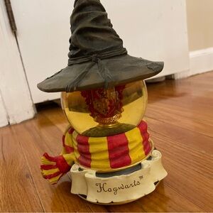Rare Harry Potter Gryffindor snow globe with sorting hat